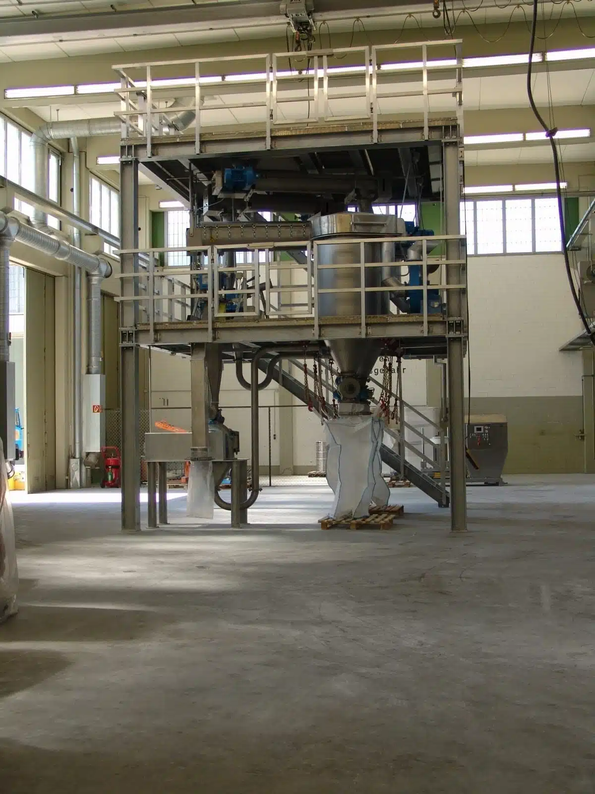 Drug Mill Anlage von der Befüllung über die Vermahlung bis zur Abfüllung
