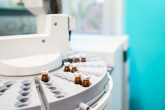 Analysis of liquids as part of the laboratory services at Ebbecke Verfahrenstechnik
