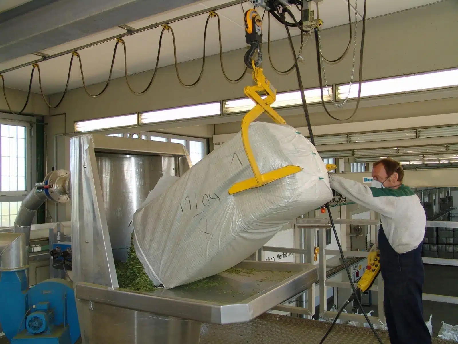 Befüllung der Drug Mill zur Vermahlung von Naturprodukten bei Ebbecke Verfahrenstechnik