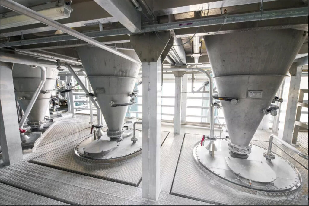 Filling hopper for mixing / coating at Ebbecke Verfahrenstechnik